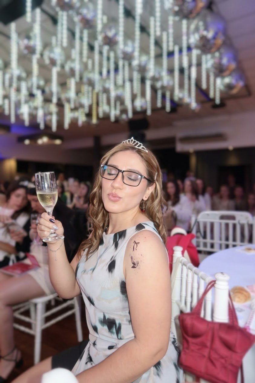 Aylén brindando en un evento
